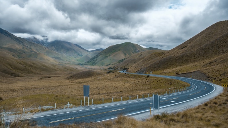 A highway winding through the South Island high country